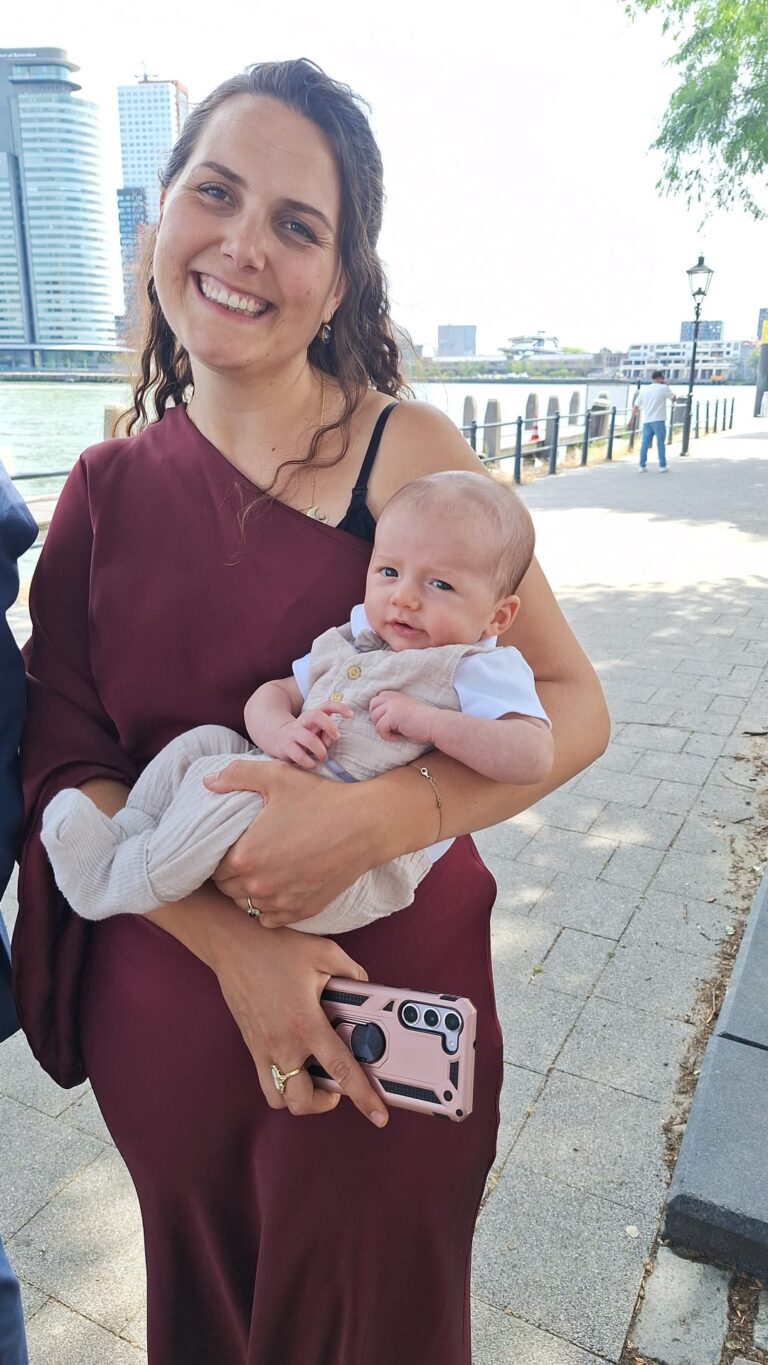 Samantha La Grange met haar zoon, geboren na een fertiliteitsreis met PCOS en antifosfolipidesyndroom